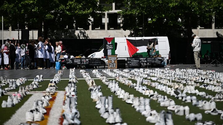 نمایش ۱۴۰۰ جفت کفش در اعتراض به قتل‌عام کادر پزشکی فلسطین در روتردام هلند