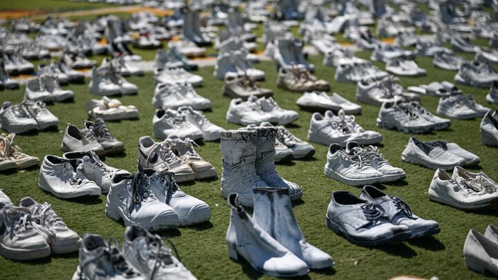 نمایش ۱۴۰۰ جفت کفش در اعتراض به قتل‌عام کادر پزشکی فلسطین در روتردام هلند