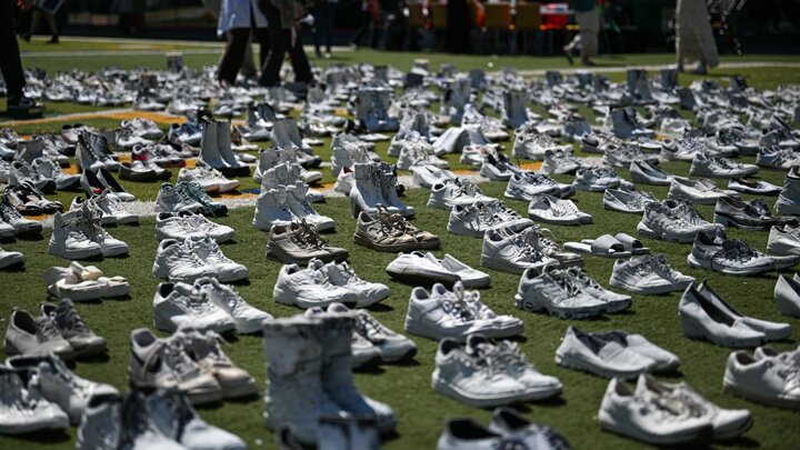 نمایش ۱۴۰۰ جفت کفش در اعتراض به قتل‌عام کادر پزشکی فلسطین در روتردام هلند