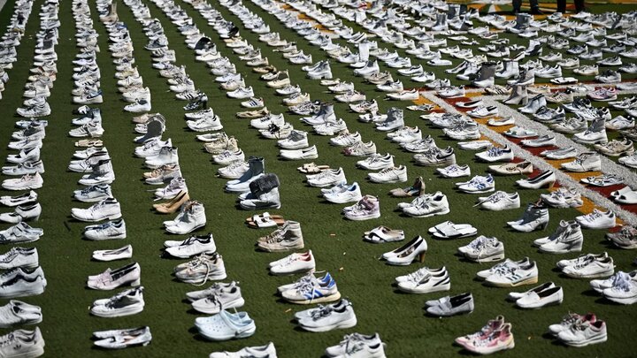 نمایش ۱۴۰۰ جفت کفش در اعتراض به قتل‌عام کادر پزشکی فلسطین در روتردام هلند