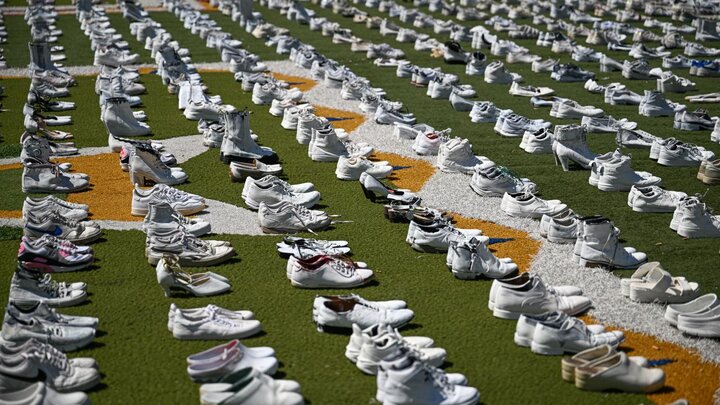 نمایش ۱۴۰۰ جفت کفش در اعتراض به قتل‌عام کادر پزشکی فلسطین در روتردام هلند