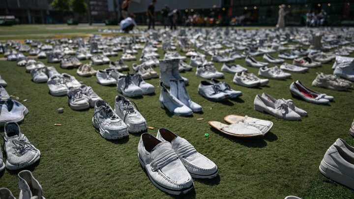 نمایش ۱۴۰۰ جفت کفش در اعتراض به قتل‌عام کادر پزشکی فلسطین در روتردام هلند