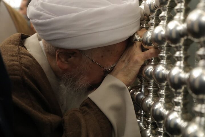 وداع آیت‌الله جوادی آملی با مرقد مطهر امامین کاظمین(ع)