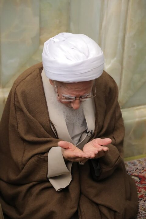 وداع آیت‌الله جوادی آملی با مرقد مطهر امامین کاظمین(ع)