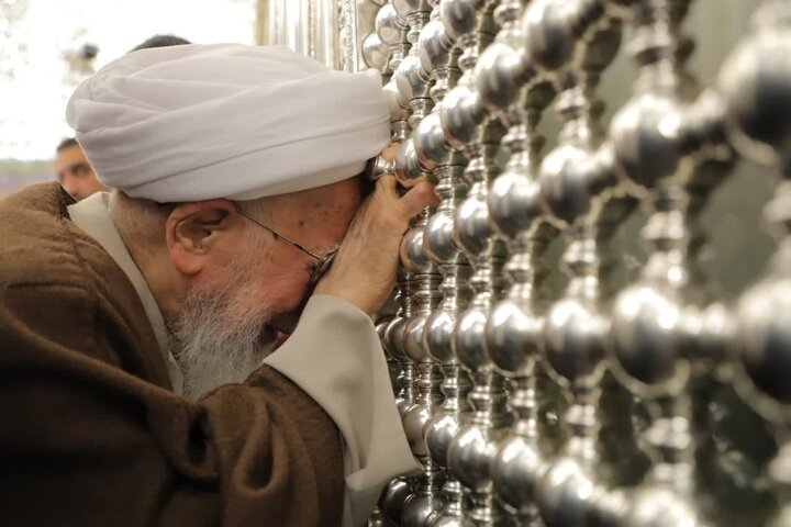 وداع آیت‌الله جوادی آملی با مرقد مطهر امامین کاظمین(ع)