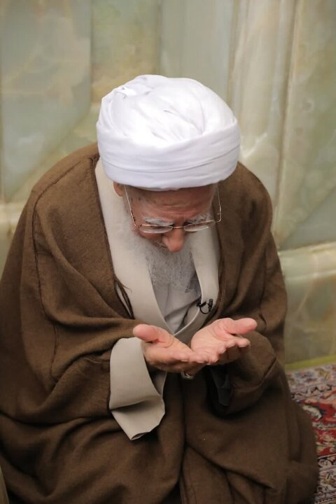 Wêneya nûçeyê | Xatirxwestina Ayetullah Cewadî Amolî ji mezargeha pîroz a Îmamên ê Kazîmeyn (s.x)