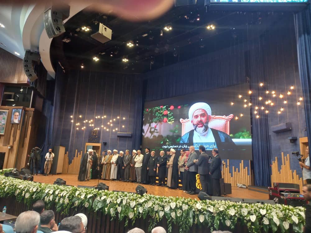 تقدیر از ۲ عضو مجمع جهانی اهلبیت(ع) به عنوان خادمین نمونه ترویج فرهنگ رضوی