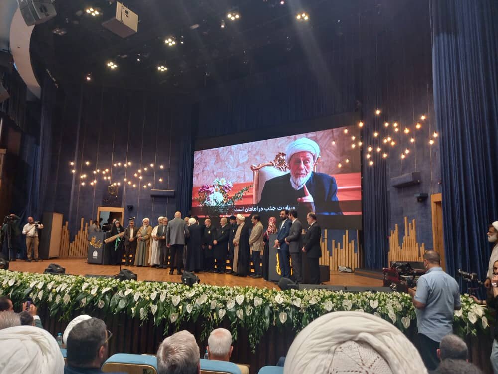 تقدیر از ۲ عضو مجمع جهانی اهلبیت(ع) به عنوان خادمین نمونه ترویج فرهنگ رضوی