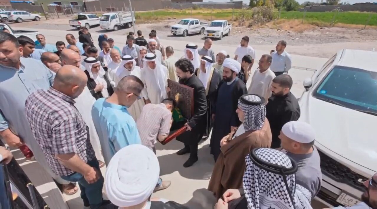 ویدیو | تبرک‌جستن مردم استان نینوای عراق از پرچم متبرک بارگاه ملکوتی امام هشتم