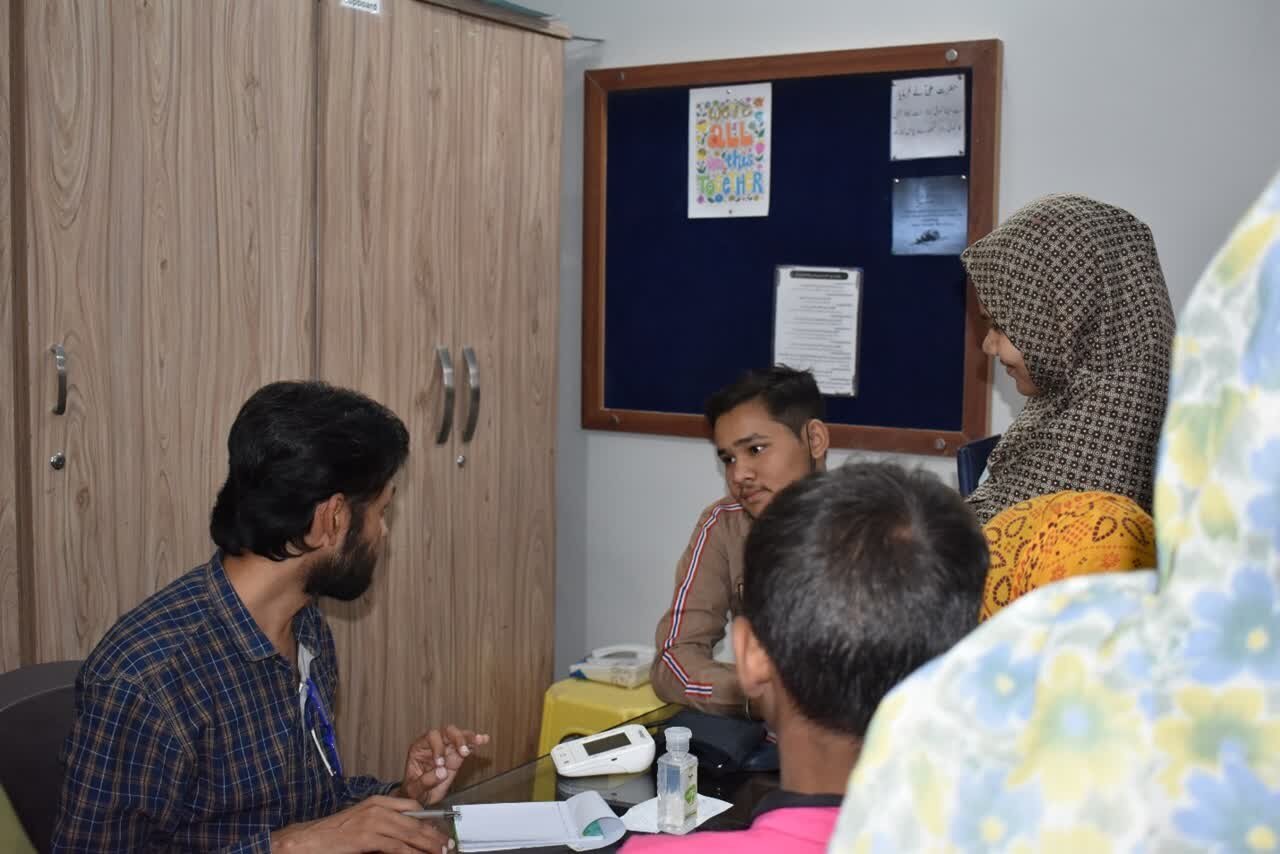Pêşkêşkirina xizmeteke bênavber ji bo kesên xizan li Karaçî, Pakistan; Nirxandinek li ser çalakiyên Saziya Alîkariya Perwerdehiyê ya Xedîce El-Kubra