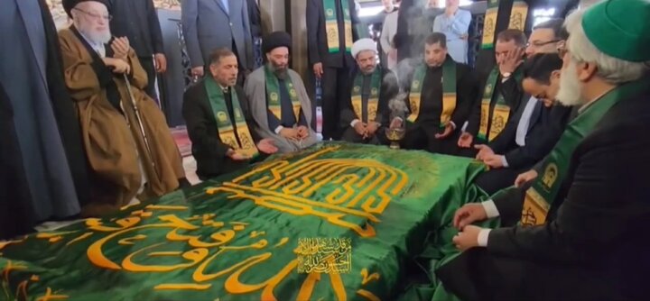 پرچم گنبد حرم مطهر حضرت ثامن‌الحجج(ع) به مزار شهید سید حسن نصرالله رسید + ویدیو