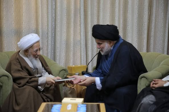 السيد مقتدى الصدر يزور آيه الله جوادي الاملي في مقر اقامته في النجف