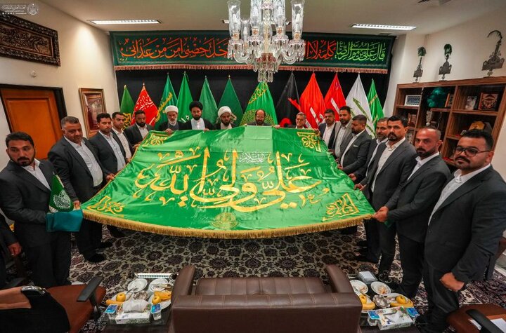 وفد العتبة العلويّة المقدّسة يقدّم راية المولى أمير المؤمنين (ع) إلى خدم العتبة الرضويّة المقدّسة