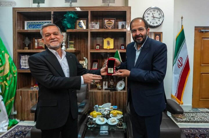 وفد العتبة العلويّة المقدّسة يقدّم راية المولى أمير المؤمنين (ع) إلى خدم العتبة الرضويّة المقدّسة