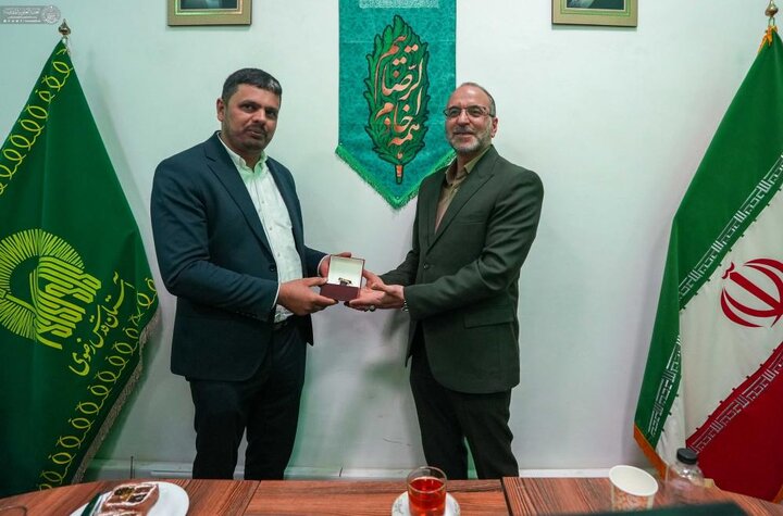 وفد العتبة العلويّة المقدّسة يقدّم راية المولى أمير المؤمنين (ع) إلى خدم العتبة الرضويّة المقدّسة