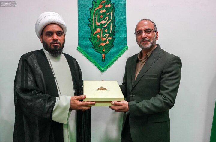 وفد العتبة العلويّة المقدّسة يقدّم راية المولى أمير المؤمنين (ع) إلى خدم العتبة الرضويّة المقدّسة