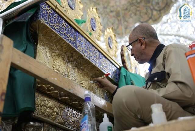 أعمال تنظيف وجلي الشباك الطاهر لضريحي للإمامين الكاظمين "عليهما السلام"