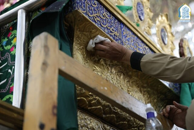 أعمال تنظيف وجلي الشباك الطاهر لضريحي للإمامين الكاظمين "عليهما السلام"