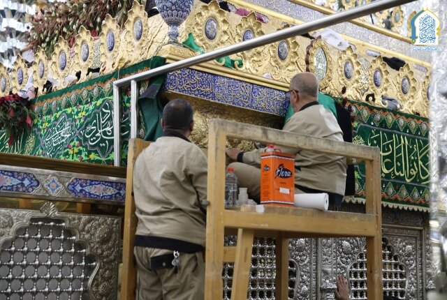 أعمال تنظيف وجلي الشباك الطاهر لضريحي للإمامين الكاظمين "عليهما السلام"