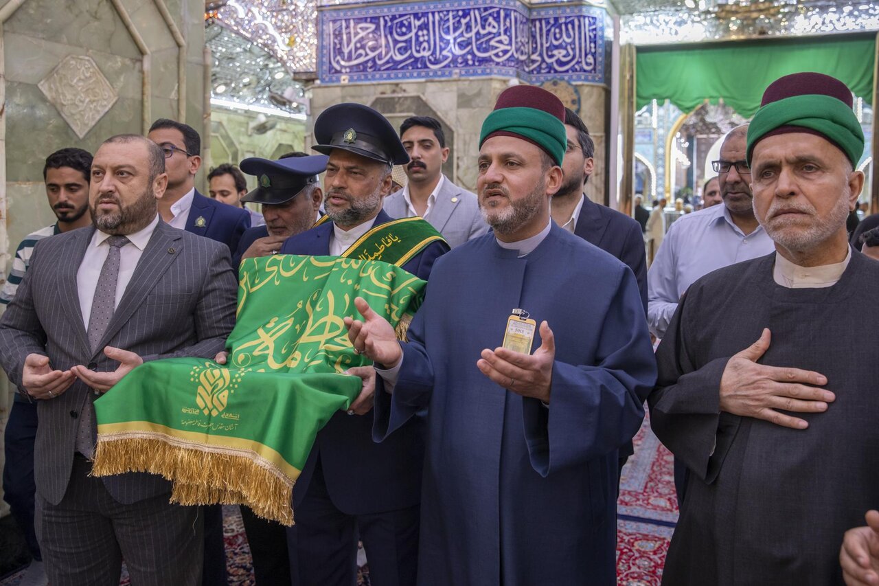 Al-Abbas shrine receives banner of dome of Lady Al-Masoumeh shrine (+Photos)
