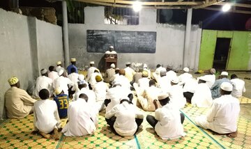 Wanafunzi wa Hawza ya Imam Ridhwa (as) - Ikwiriri, Tanzania, wakiwa katika makundi yao wakifanya Mubahatha wa kielimu