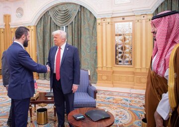 صحيفة بريطانية: الشرع قد يعرض على ترامب التطبيع مع “إسرائيل”