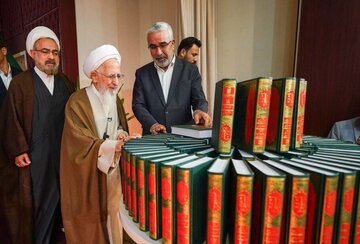 Homenaje del Santuario Sagrado del Imam Alí ibn Abi Tálib (P) al Ayatolá Yawadí Amolí, con la participación de eruditos y académicos
