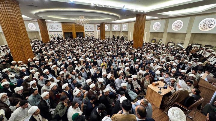 ویدیو | استقبال کم‌نظیر طلاب حوزه نجف از آیت‌الله جوادی آملی