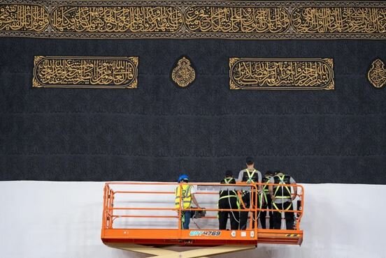 الكعبة ترتدي لباس الإحرام