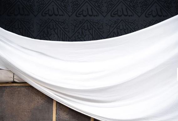 الكعبة ترتدي لباس الإحرام