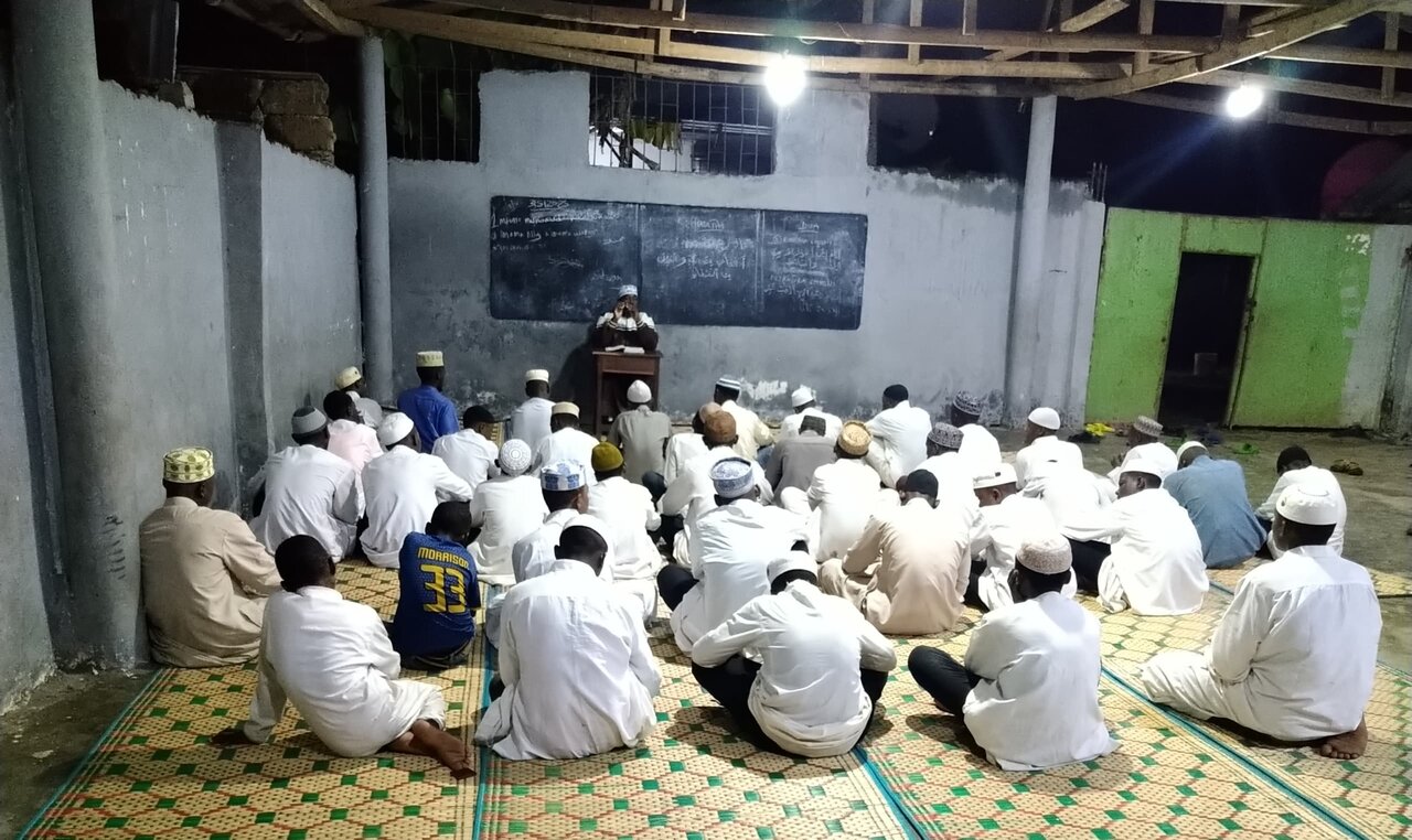 Wanafunzi wa Hawza ya Imam Ridhwa (as) - Ikwiriri, Tanzania, wakiwa katika makundi yao wakifanya Mubahatha wa kielimu
