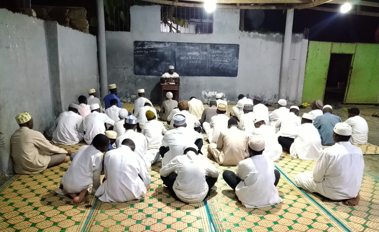 Wanafunzi wa Hawza ya Imam Ridhwa (as) - Ikwiriri, Tanzania, wakiwa katika makundi yao wakifanya Mubahatha wa kielimu