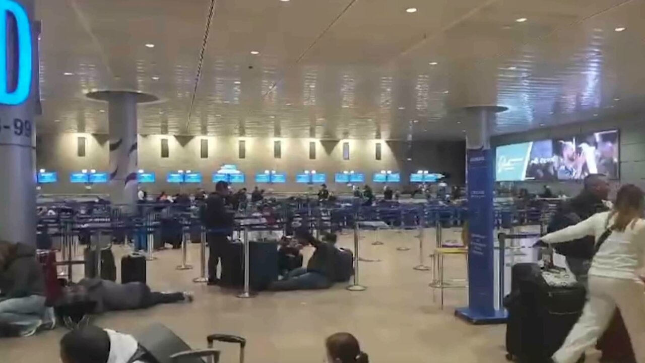فيديو |  لحظة فرار الإسرائيليين في مطار بن غوريون أثناء صافرات الإنذار بعد وصول الصاروخ اليمني