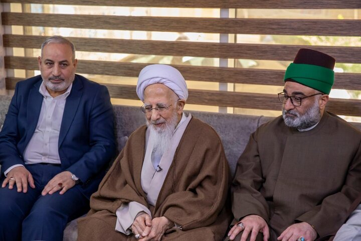 آية الله الشيخ عبد الله الجوادي الآملي يزور مرقد أبي الفضل العباس (عليه السلام)