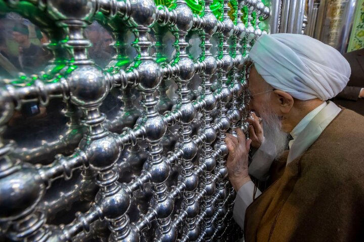 آية الله الشيخ عبد الله الجوادي الآملي يزور مرقد أبي الفضل العباس (عليه السلام)