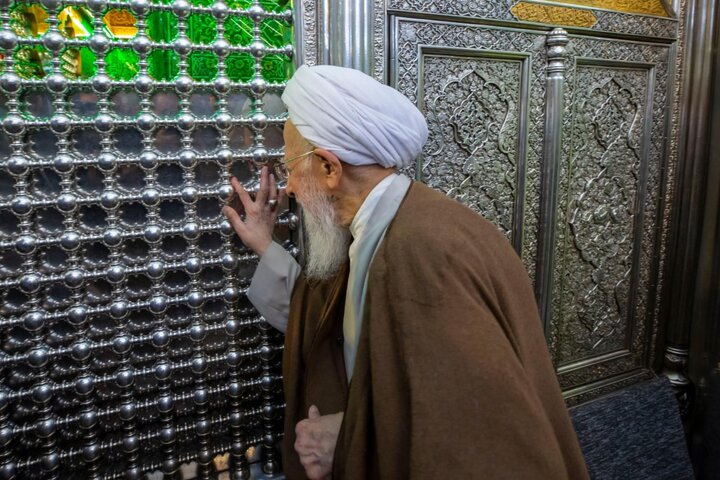 آية الله الشيخ عبد الله الجوادي الآملي يزور مرقد أبي الفضل العباس (عليه السلام)