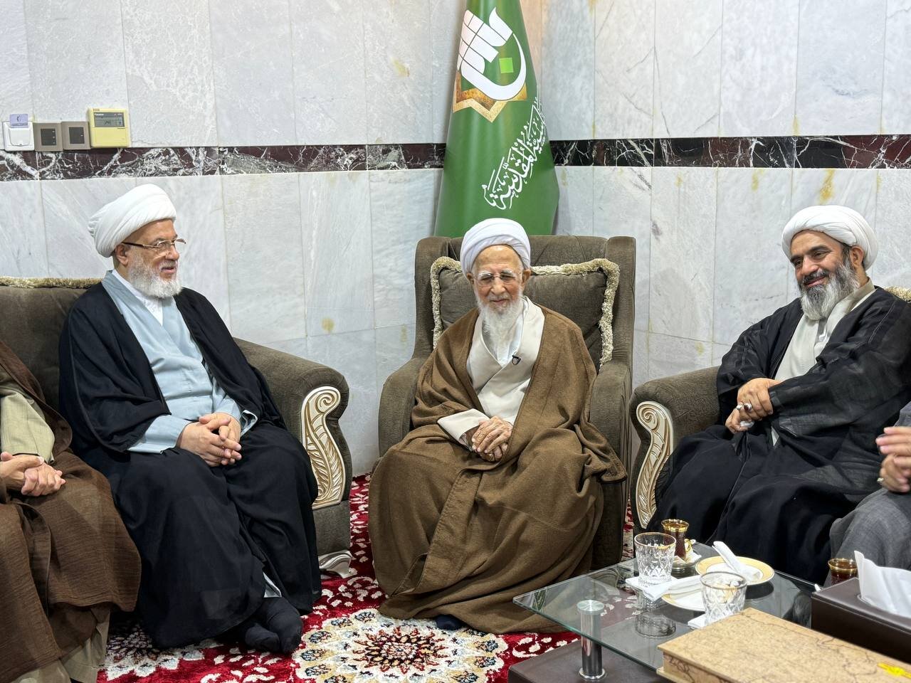 الشيخ عبد المهدي الكربلائي يزور آية الله الشيخ عبد الله الجوادي الآملي في مقر إقامته بكربلاء