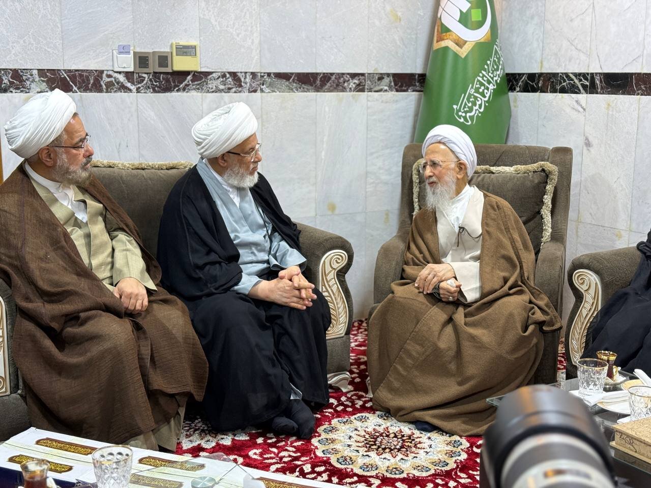 الشيخ عبد المهدي الكربلائي يزور آية الله الشيخ عبد الله الجوادي الآملي في مقر إقامته بكربلاء
