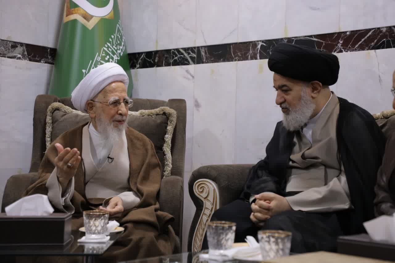 اهدای پرچمهای متبرک گنبدهای مطهر امام حسین و حضرت عباس(ع) به آیتالله جوادی آملی + تصاویر