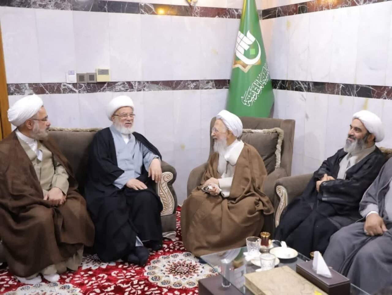 اهدای پرچمهای متبرک گنبدهای مطهر امام حسین و حضرت عباس(ع) به آیتالله جوادی آملی + تصاویر