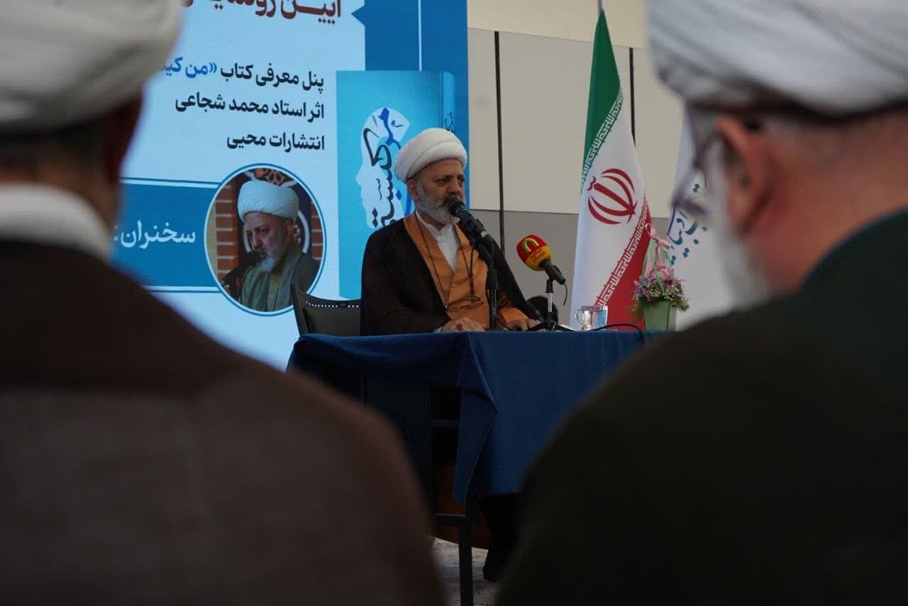 نگاهی بر اهمیت و جایگاه کتاب « من کیستم» به عنوان کتابنامه درسی برای دانشگاهها