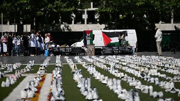Hollandiyanın Rotterdam şəhərində fələstinli tibb işçilərinin qətliamına etiraz olaraq 1400 cüt ayaqqabı nümayişi keçirilib \ FOTO