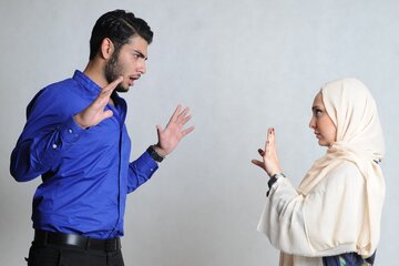 آیا شوخی با نامحرم اشکال دارد؟