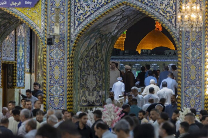 إحياء الزائرين ليلة الجمعة عند مرقد أبي الفضل العباس (عليه السلام)