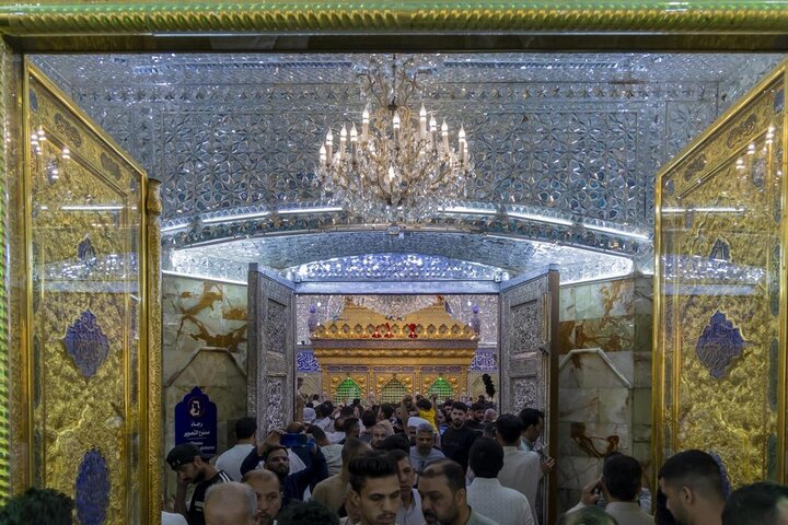 إحياء الزائرين ليلة الجمعة عند مرقد أبي الفضل العباس (عليه السلام)