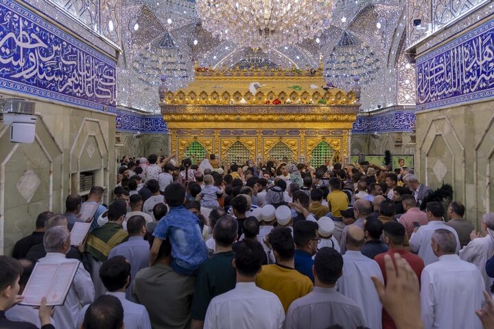 إحياء الزائرين ليلة الجمعة عند مرقد أبي الفضل العباس (عليه السلام)
