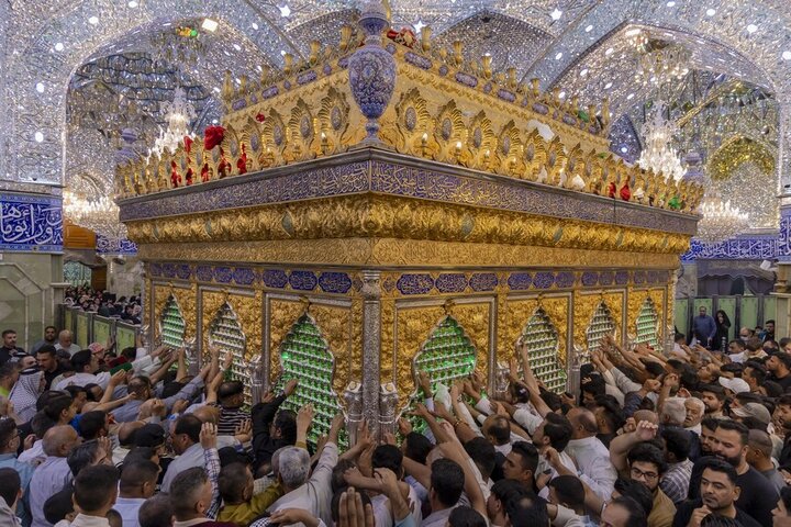 إحياء الزائرين ليلة الجمعة عند مرقد أبي الفضل العباس (عليه السلام)