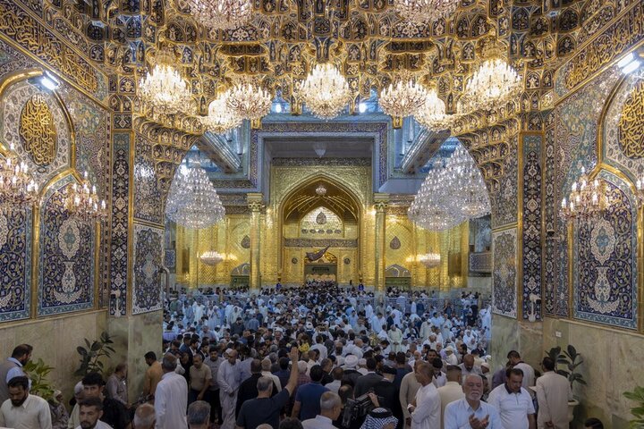 إحياء الزائرين ليلة الجمعة عند مرقد أبي الفضل العباس (عليه السلام)