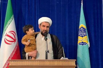 امام جمعه خور و بیابانک با فرزند چهارمش خطبه خواند + عکس