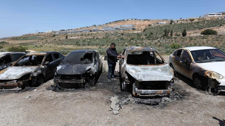 عکس خبری | به آتش کشیدن خودروهای فلسطینی‌ها از سوی شهرک‌نشینان صهیونیست در شهر بروقین